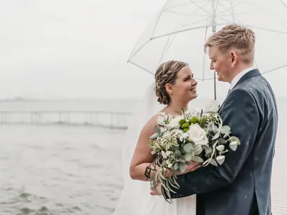 Paraply på badebroen