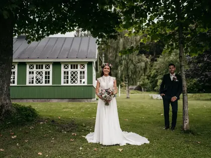 Foran et grønt træhus