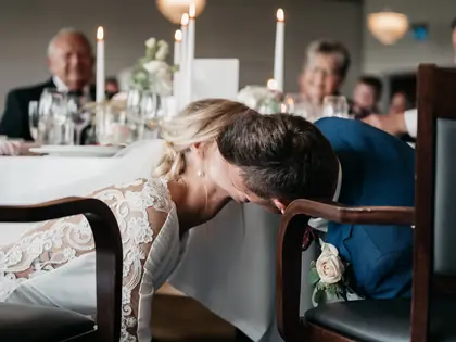 Under bordet til festen