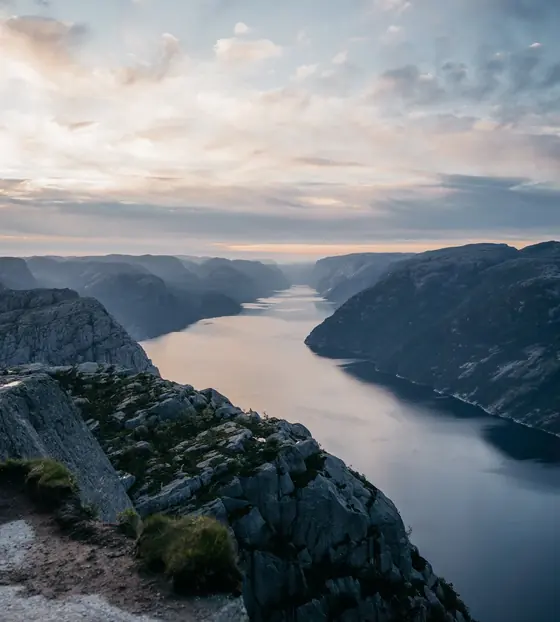 Udsigt fra Preikestolen over Lysefjorden